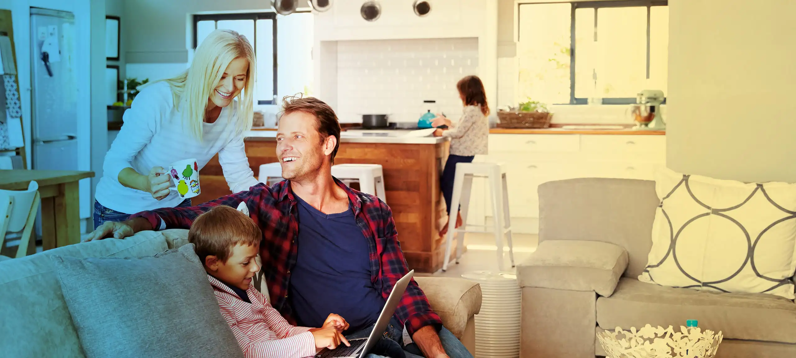 Junge Familie zu Hause
