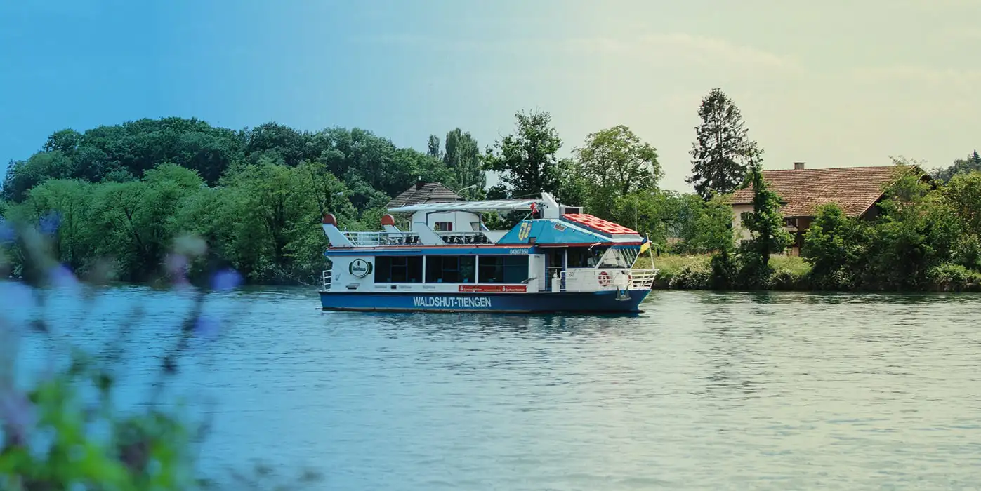 Fähre auf dem Rhein